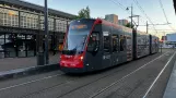 Haag sporvognslinje 9 med lavgulvsledvogn 5019 på Stationsplein (2022)