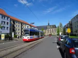 Halberstadt sporvognslinje 2 med lavgulvsledvogn 4 ved Hoher Weg (2017)