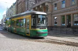 Helsingfors sporvognslinje 10 med lavgulvsledvogn 416 på Skillnadsgatan/Erottajankatu (2019)