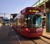 Innsbruck Stubaitalbahn (STB) med lavgulvsledvogn 326 bagved Hauptbahnhof (2020)