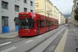 Innsbruck Stubaitalbahn (STB) med lavgulvsledvogn 355 på Andreas-Hofer-Straße (2012)