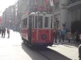 Istanbul Nostalgilinje T2 med motorvogn 223, bagsiden İstiklal Cd (2008)