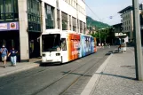 Jena sporvognslinje 5 med lavgulvsledvogn 617 ved Stadtzentrum Holzmarkt (2003)