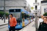 Kassel sporvognslinje 1 med lavgulvsledvogn 458 ved Königsplatz (2003)