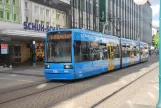 Kassel sporvognslinje 5 med lavgulvsledvogn 635 nær Friedrichsplatz (2017)