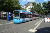 Kassel sporvognslinje 8 med lavgulvsledvogn 617 ved Bebel Platz (2010)