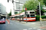 Köln sporvognslinje 1 med lavgulvsledvogn 4069 på Richard Wagner Straße (2002)
