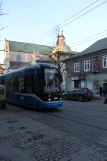 Kraków sporvognslinje 8 med lavgulvsledvogn 2046 på Dominikańska (2011)