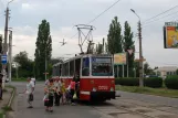 Kramatorsk sporvognslinje 3 med motorvogn 0055 i krydset Dnipropetrovska Street/Ordzhonikidze Street (2012)