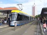 Leipzig sporvognslinje 4 med lavgulvsledvogn 1010 ved Hauptbahnhof (2019)