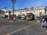 Lissabon sporvognslinje 12E med motorvogn 548 på Praça da Figueira (2013)