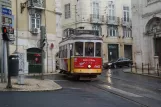 Lissabon sporvognslinje 12E med motorvogn 558 på Largo da Madalena (2013)