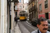 Lissabon sporvognslinje 28E med motorvogn 542 på Calçada de São Vicente (2013)