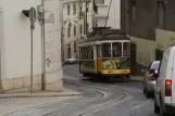 Lissabon sporvognslinje 28E med motorvogn 565 på R. Santo António da Sé (2013)