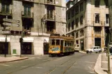 Lissabon sporvognslinje 28E med motorvogn 735 på Largo da Madalena (1988)