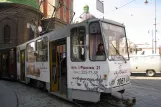 Lviv sporvognslinje 2 med ledvogn 1061 på Vul. Pidvalna (2011)