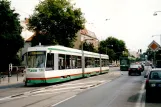 Magdeburg sporvognslinje 1 med lavgulvsledvogn 1371 ved Ambrosiusplatz (2003)