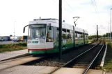 Magdeburg sporvognslinje 10 med lavgulvsledvogn 1308 ved Industrie-und Logistik-Centrum (2003)