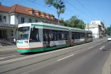 Magdeburg sporvognslinje 2 med lavgulvsledvogn 1346 ved Budenbergstraße (2015)