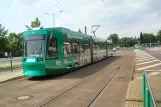 Magdeburg sporvognslinje 6 med lavgulvsledvogn 1326 ved Heumarkt (2014)