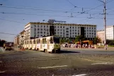 Magdeburg sporvognslinje 9 med motorvogn 1276 i krydset Breiter Weg/Wilhelm-Pieck-Allee (Ernst-Reuter-Allee) (1990)