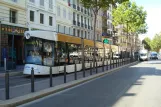 Marseille sporvognslinje T2 med lavgulvsledvogn 027 ved Canebière Garibaldi (2016)