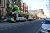 Melbourne sporvognslinje 1 med ledvogn 2106 på Swanston Street (2010)