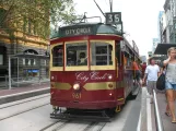 Melbourne turistlinje 35 (City Circle) med motorvogn 961 på Flinders Street (2010)