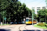 Milano sporvognslinje 1 med ledvogn 4947 ved Piazza Sei Febbraio (2009)