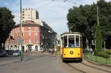 Milano sporvognslinje 1 med motorvogn 1922 på Largo Gairoli (2009)