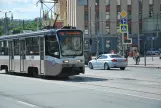 Moskva sporvognslinje 50 med motorvogn 4099 på Kalanchevskaya Ulitsa (2018)
