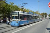 München sporvognslinje 16 med lavgulvsledvogn 2129 ved Romanplatz (2007)