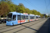München sporvognslinje 21 med lavgulvsledvogn 2218 ved Westfriedhof (2007)