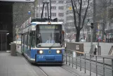 München sporvognslinje 27 med lavgulvsledvogn 2117 ved Karlsplatz (Stachus) (2014)