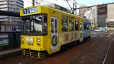 Nagasaki sporvognslinje 1 med motorvogn 1302 ved Nishihamano-Machi (2017)