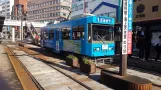 Nagasaki sporvognslinje 1 med motorvogn 1505 ved Nagasaki Eki-Mao (2017)