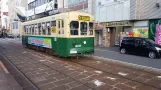 Nagasaki sporvognslinje 4 med motorvogn 208 på Tsukimachi Dori (2017)