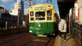 Nagasaki sporvognslinje 5 med motorvogn 371 ved Nishihamano-Machi (2017)