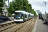 Nantes sporvognslinje 1 med lavgulvsledvogn 383 ved Manufacture (2010)