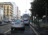 Napoli sporvognslinje 1 med lavgulvsledvogn 1103 på Via Amerigo Vecpucci (2014)