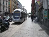 Napoli sporvognslinje 1 med lavgulvsledvogn 1122 på Corso Giuseppe Garibaldi (2014)