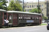 New Orleans linje 12 St. Charles Streetcar med motorvogn 911 nær Howard / Carondelet (2010)