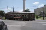 New Orleans linje 12 St. Charles Streetcar med motorvogn 920 nær Howard / Carondelet (2010)