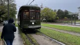 New Orleans linje 12 St. Charles Streetcar med motorvogn 920 på St Charles / Joseph (2024)