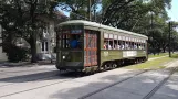 New Orleans linje 12 St. Charles Streetcar med motorvogn 930 på Saint Charles Avenue (2018)