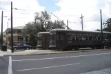 New Orleans linje 12 St. Charles Streetcar med motorvogn 932 nær S Claiborne (2010)