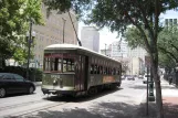 New Orleans linje 12 St. Charles Streetcar med motorvogn 932 nær St Charles / Euterpe (2010)