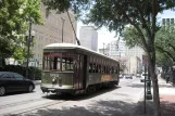 New Orleans linje 12 St. Charles Streetcar med motorvogn 932 på St Charles Avenue (2010)