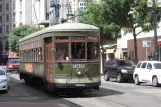 New Orleans linje 12 St. Charles Streetcar med motorvogn 932 på St. Charles Avenue, set forfra (2010)