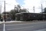 New Orleans linje 12 St. Charles Streetcar med motorvogn 932 ved Carrollton  set fra siden (2010)